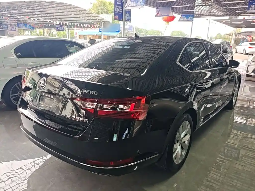 Skoda Superb — фото 7