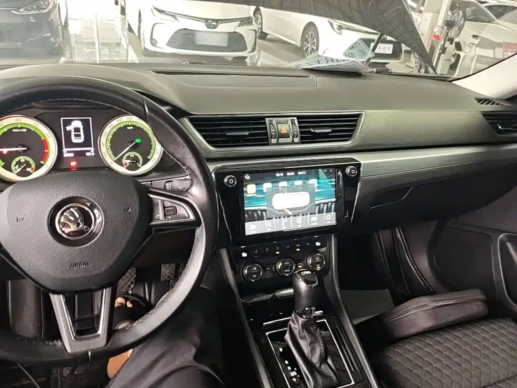 Skoda Superb — фото 10