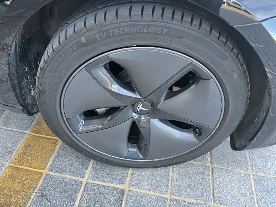 Tesla Model 3 — фото 6