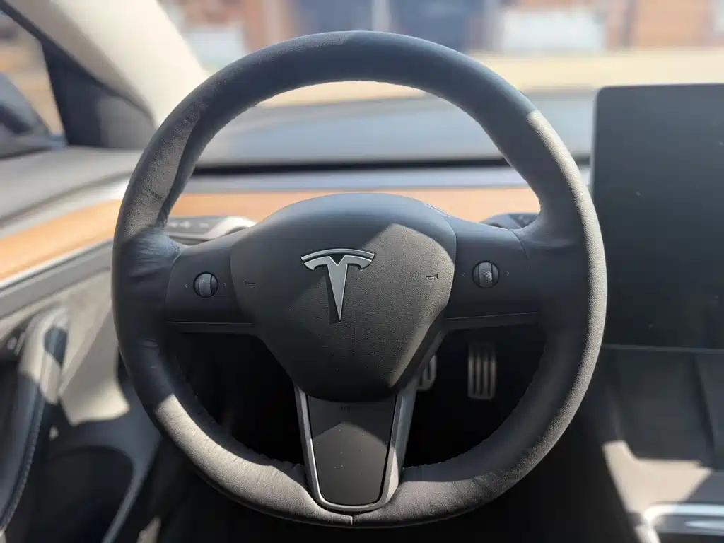 Tesla Model 3 — фото 10