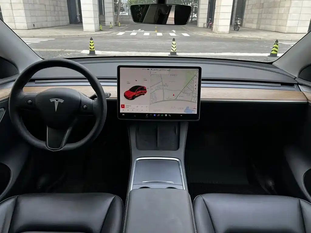 Tesla Model Y — фото 6