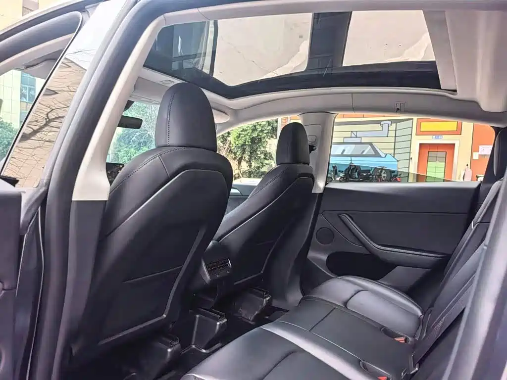 Tesla Model Y — фото 8