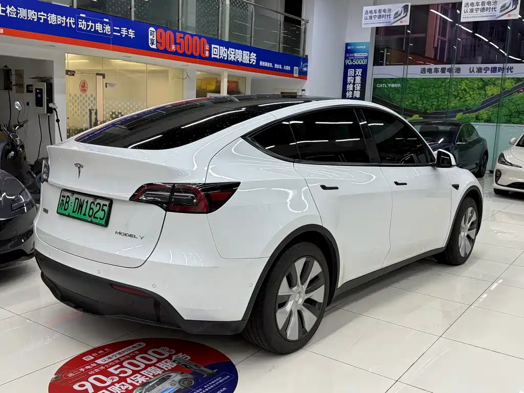 Tesla Model Y — фото 8