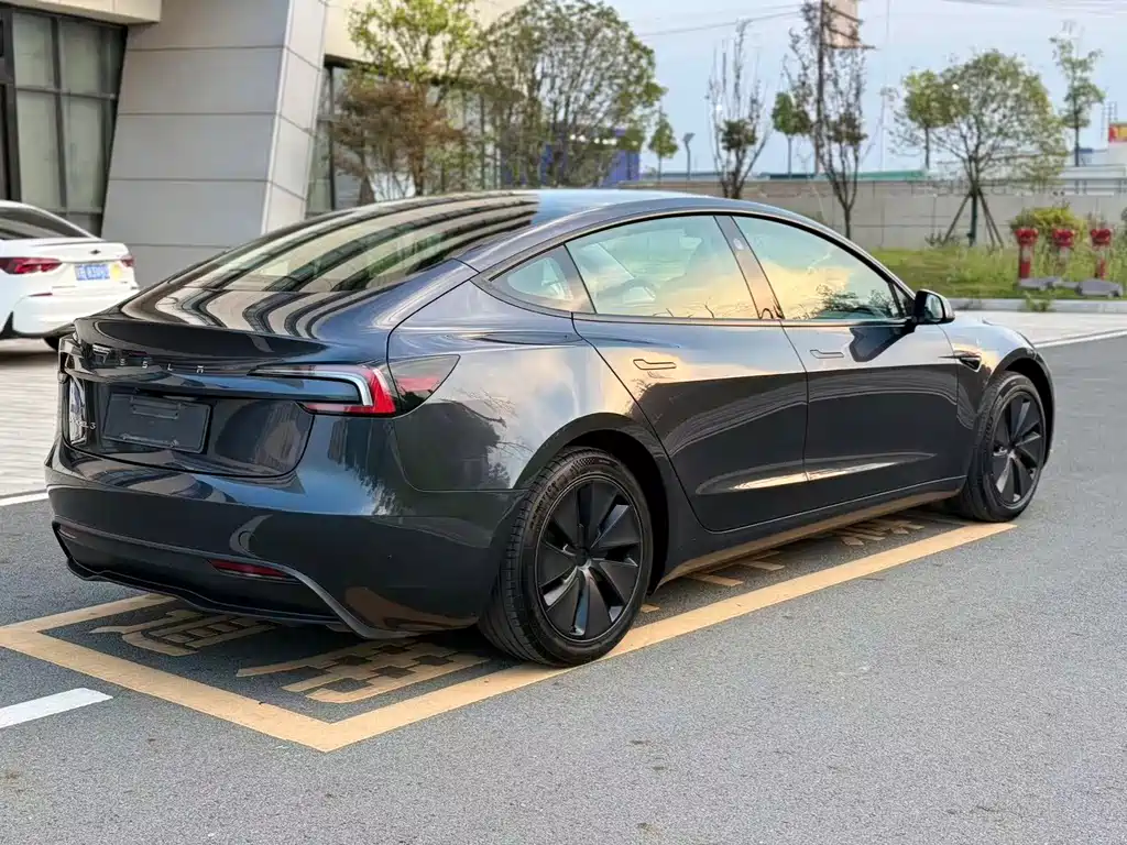 Tesla Model 3 — фото 7