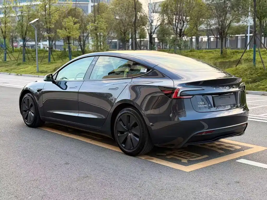 Tesla Model 3 — фото 9