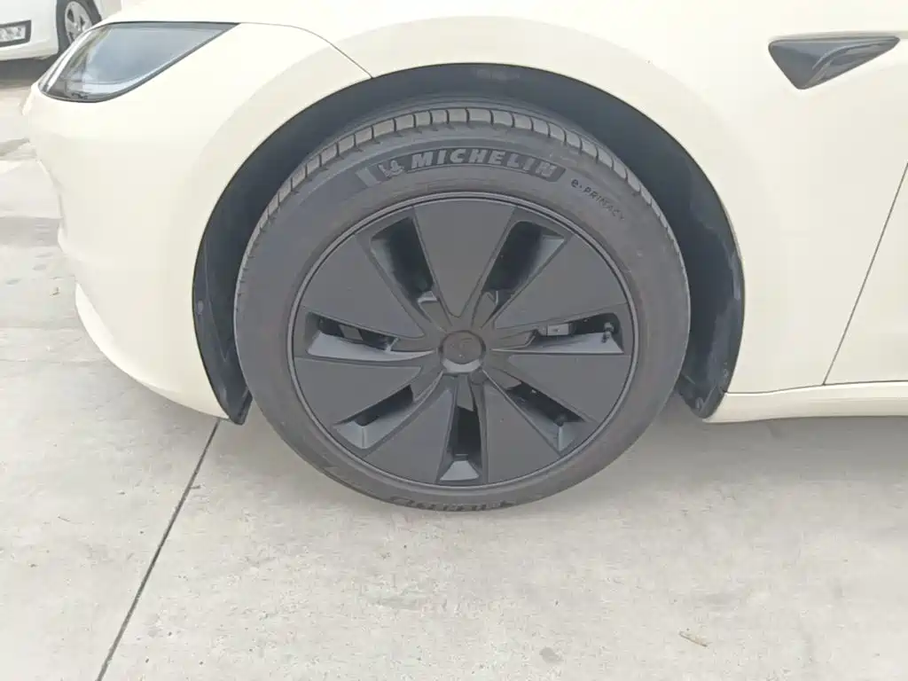 Tesla Model 3 — фото 23