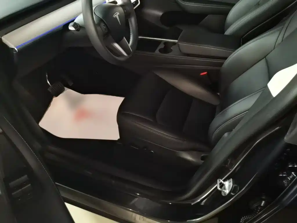 Tesla Model Y — фото 15