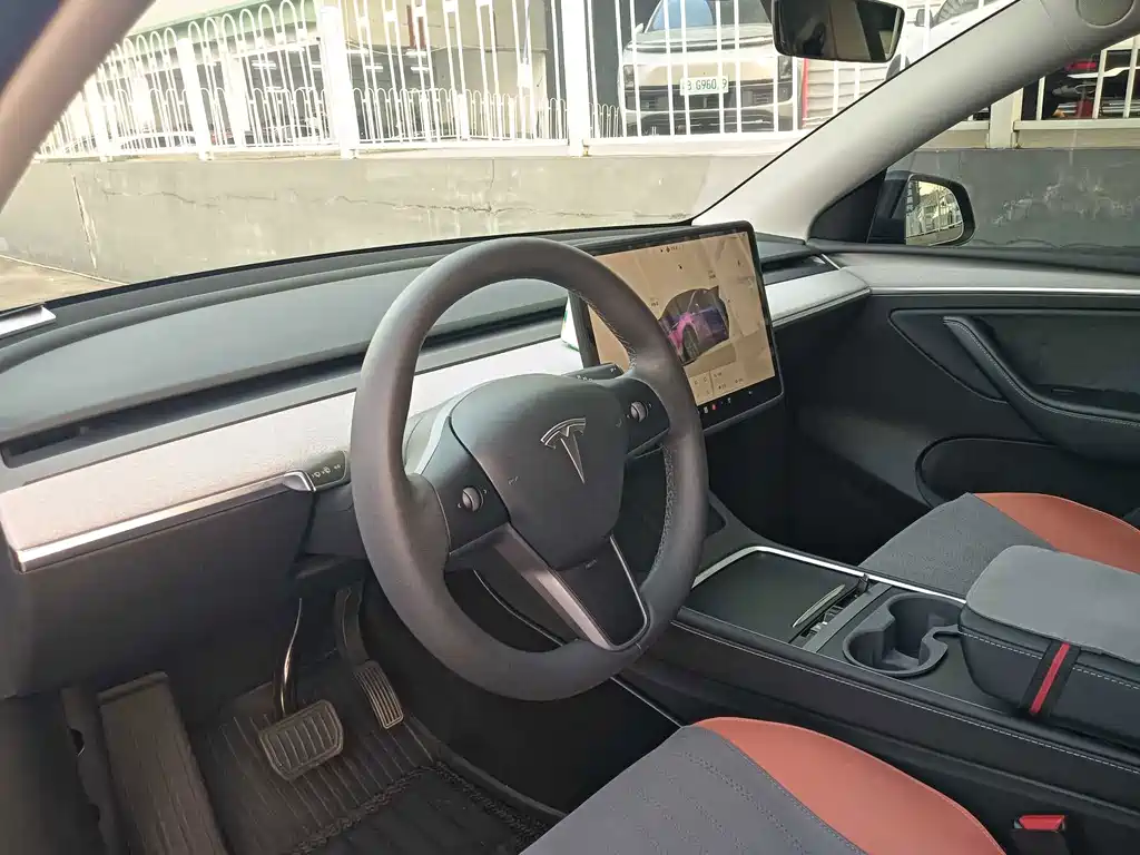 Tesla Model Y — фото 9