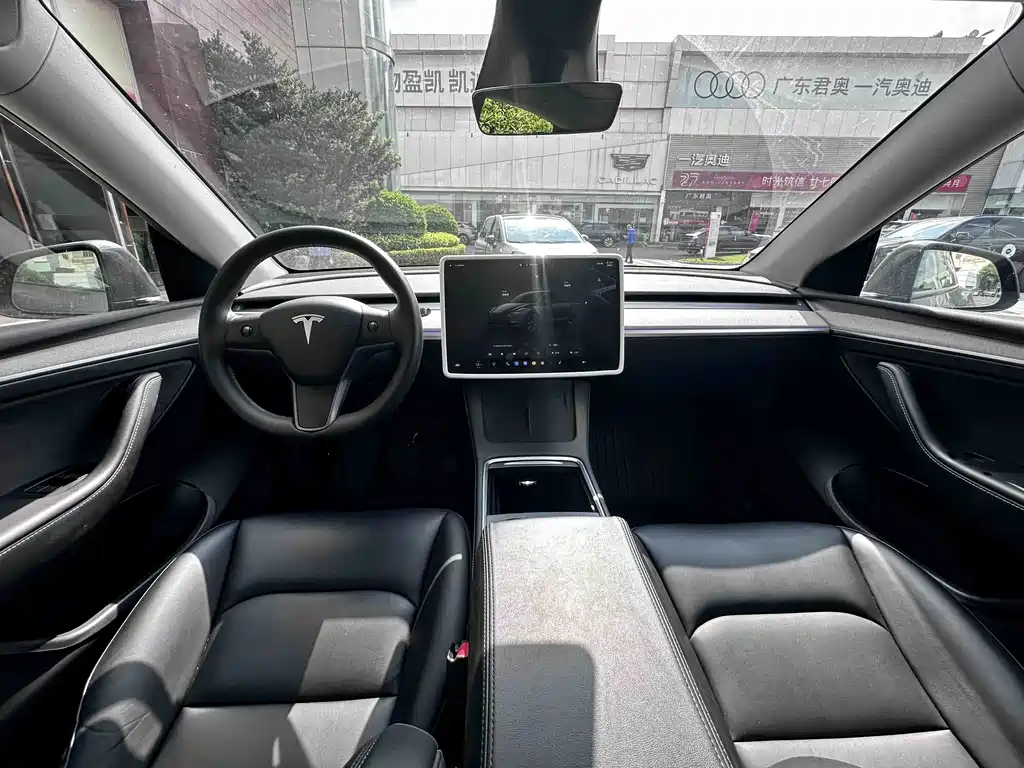 Tesla Model Y — фото 8