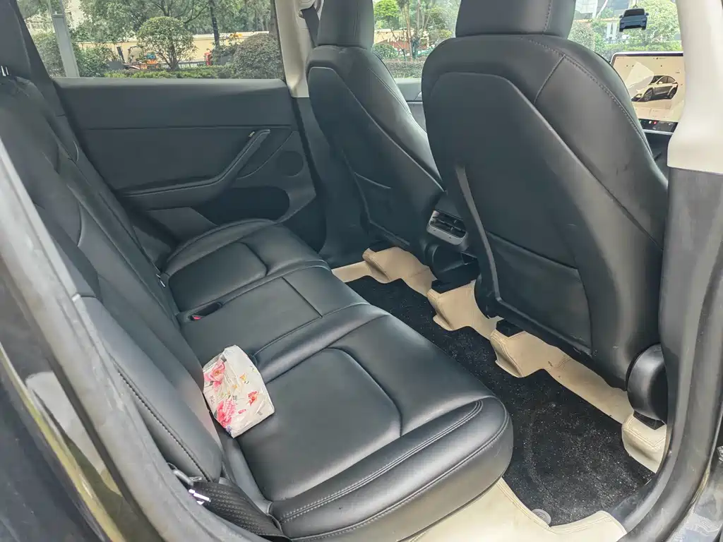 Tesla Model Y — фото 15