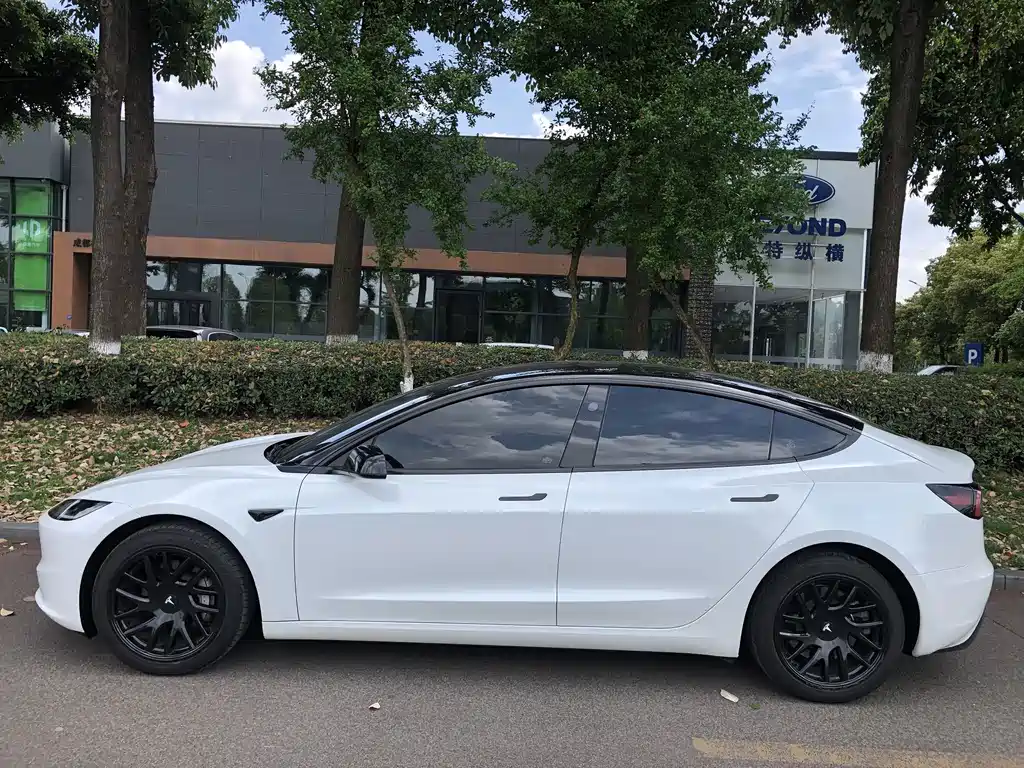 Tesla Model 3 — фото 11