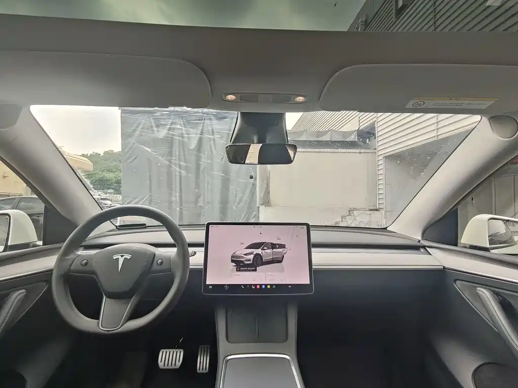 Tesla Model Y — фото 11