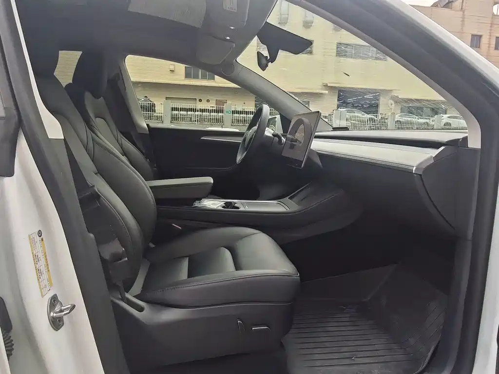 Tesla Model Y — фото 10