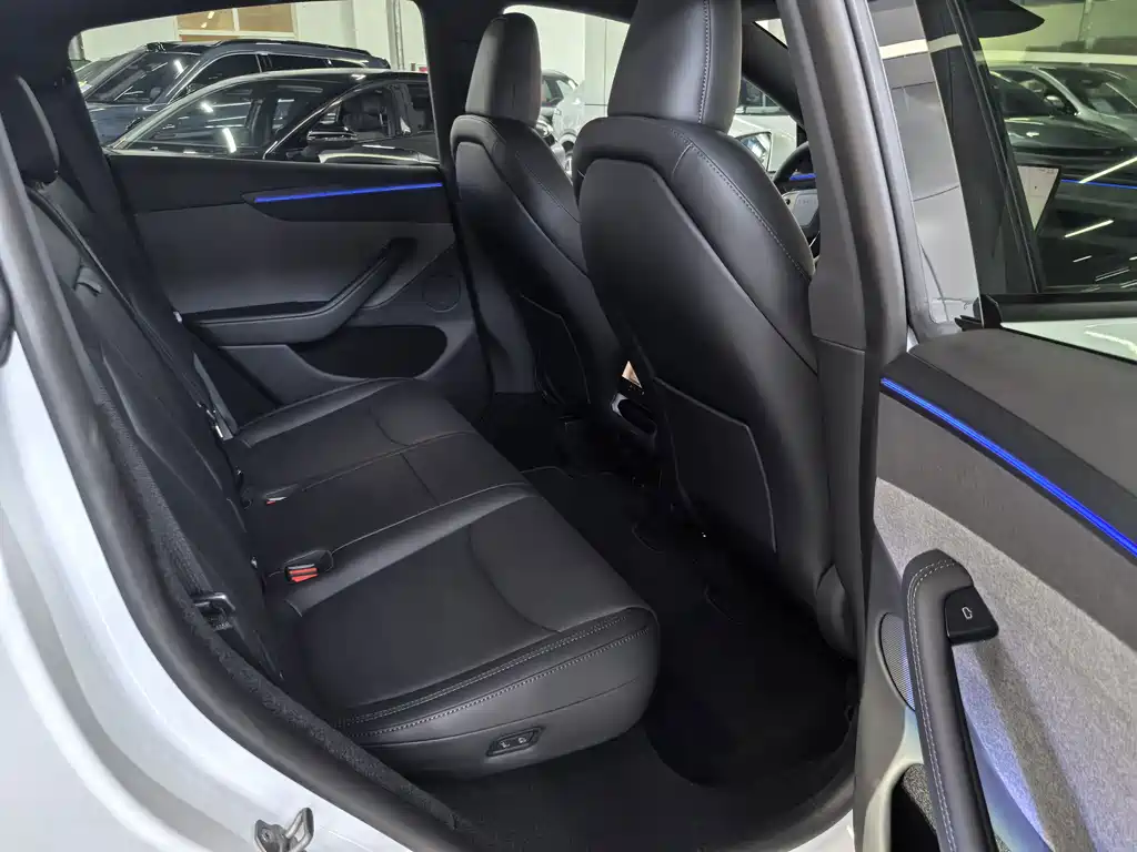 Tesla Model Y — фото 12