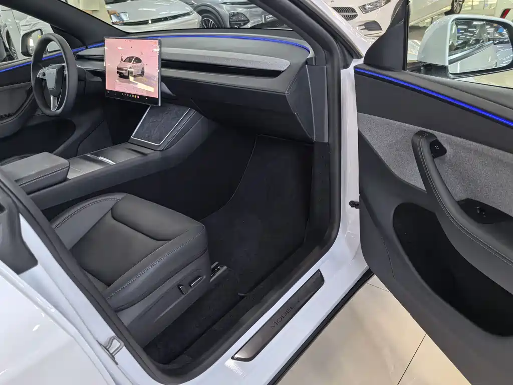 Tesla Model Y — фото 10