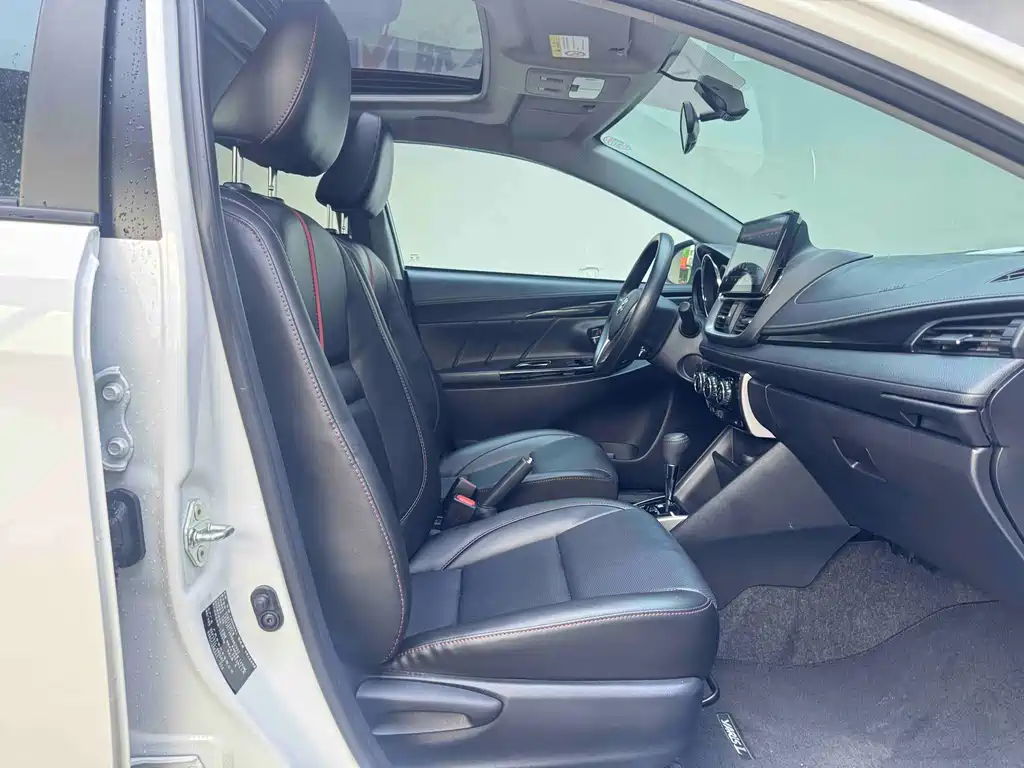 Toyota Yaris L — фото 11