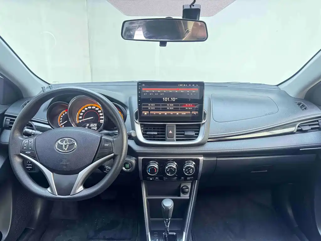Toyota Yaris L — фото 14