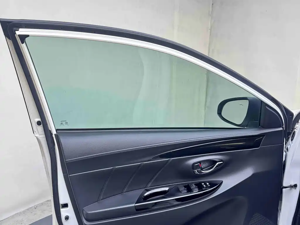 Toyota Yaris L — фото 28