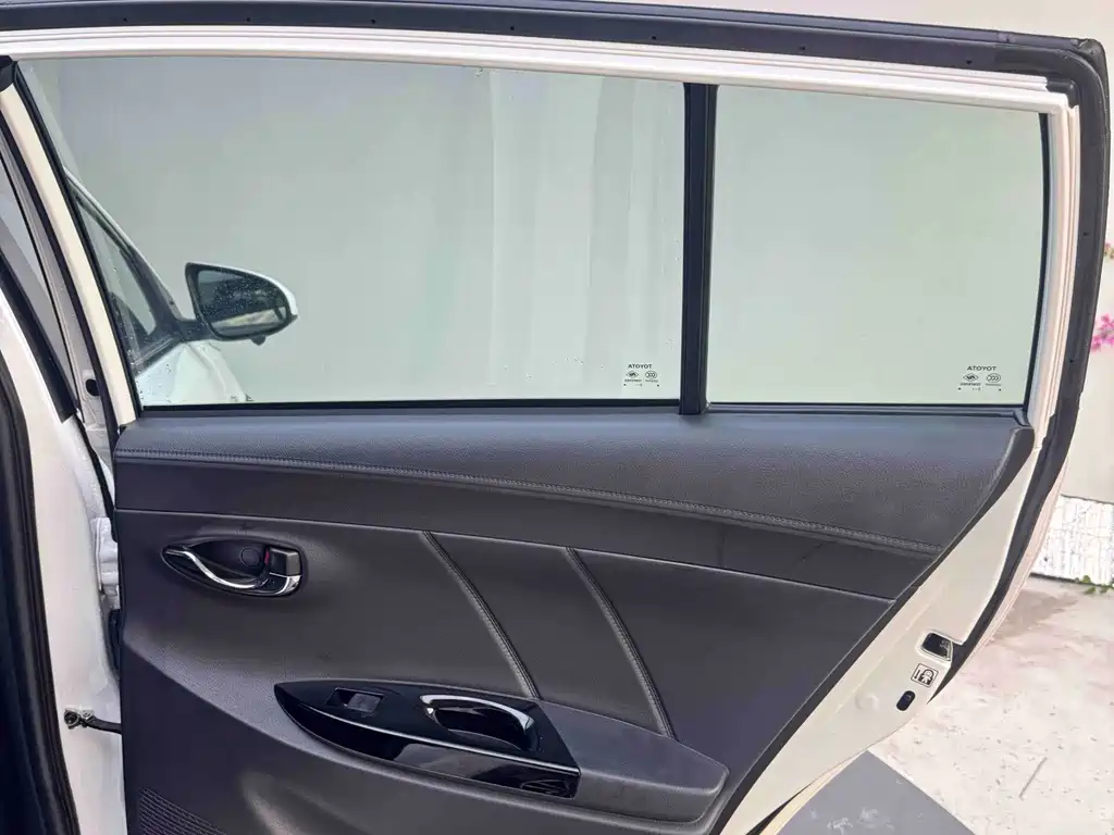 Toyota Yaris L — фото 31