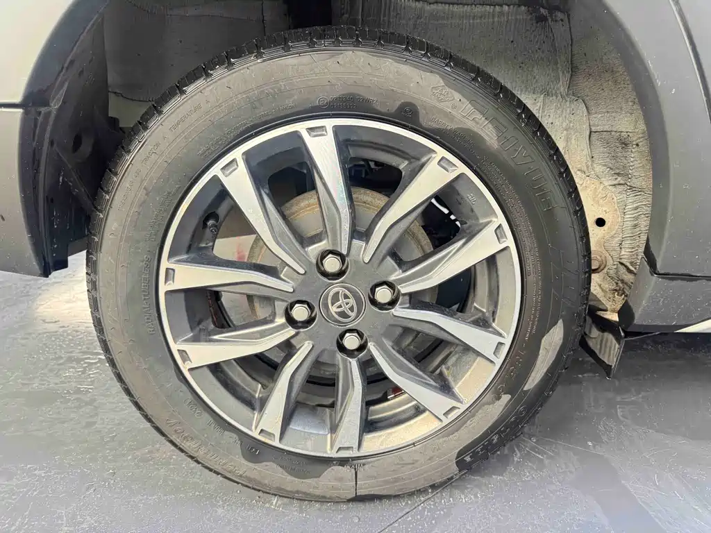 Toyota Yaris L — фото 37