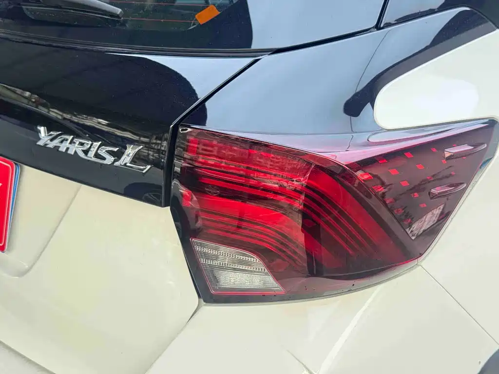 Toyota Yaris L — фото 38