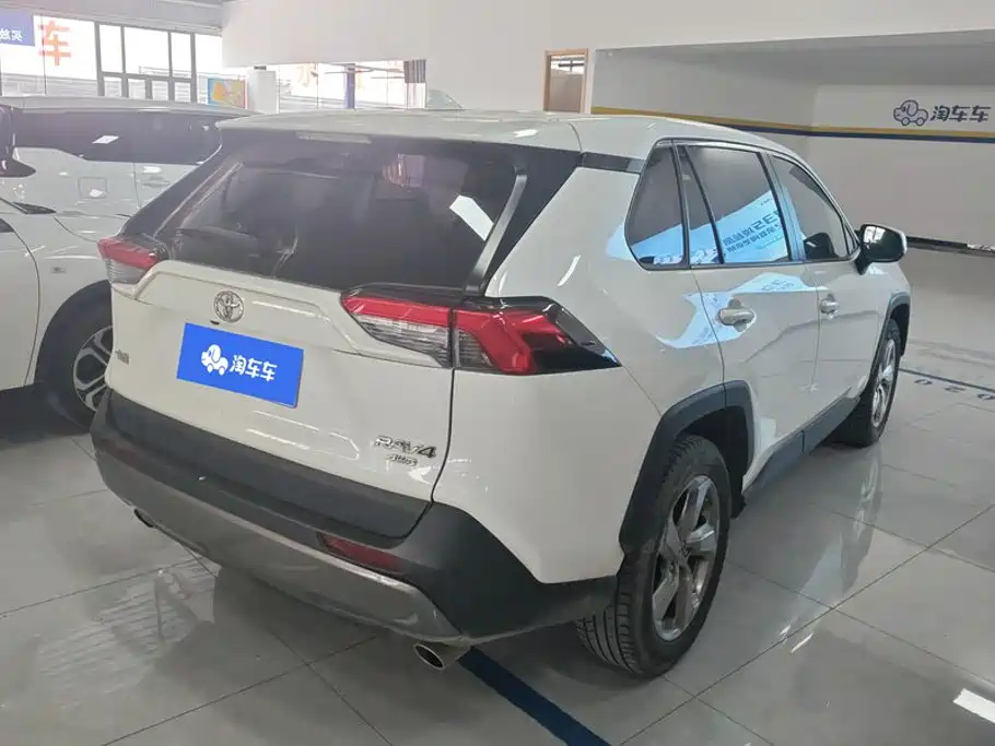 Toyota RAV4 — фото 3