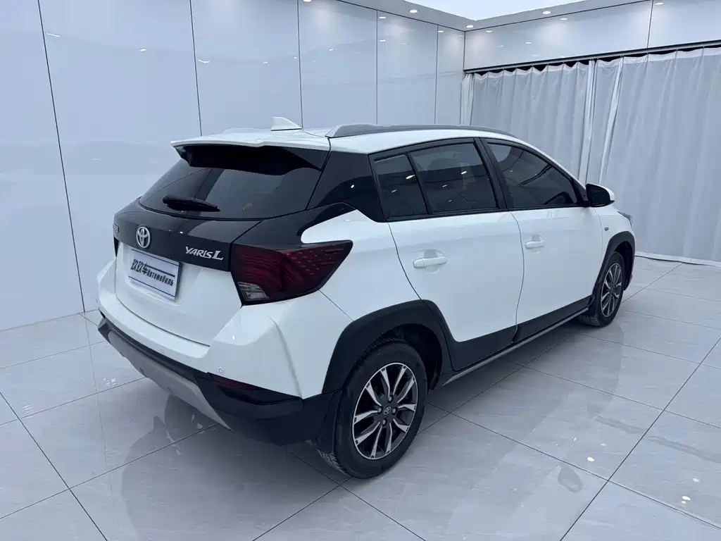 Toyota Yaris L — фото 4