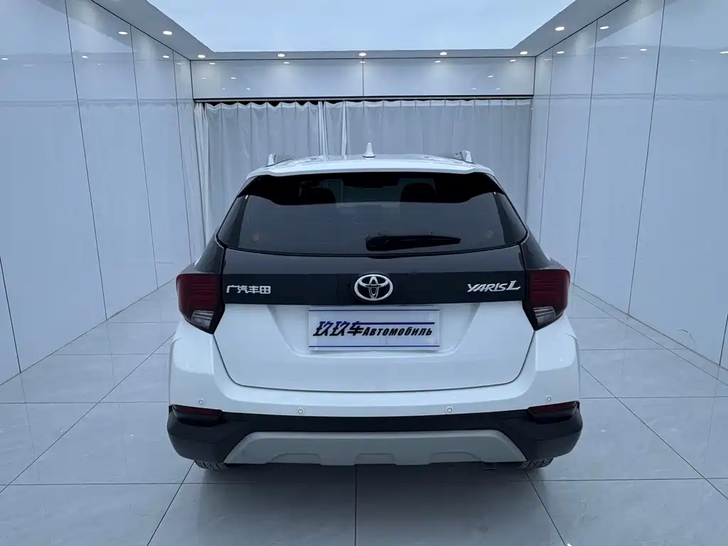 Toyota Yaris L — фото 5