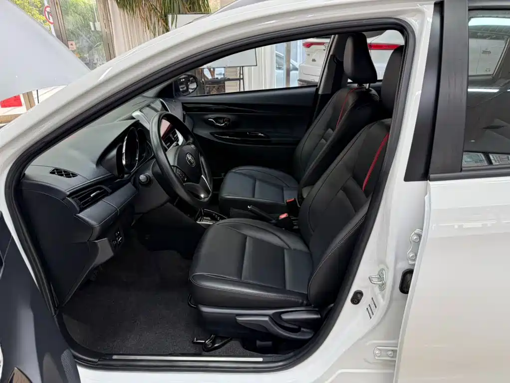 Toyota Yaris L — фото 15