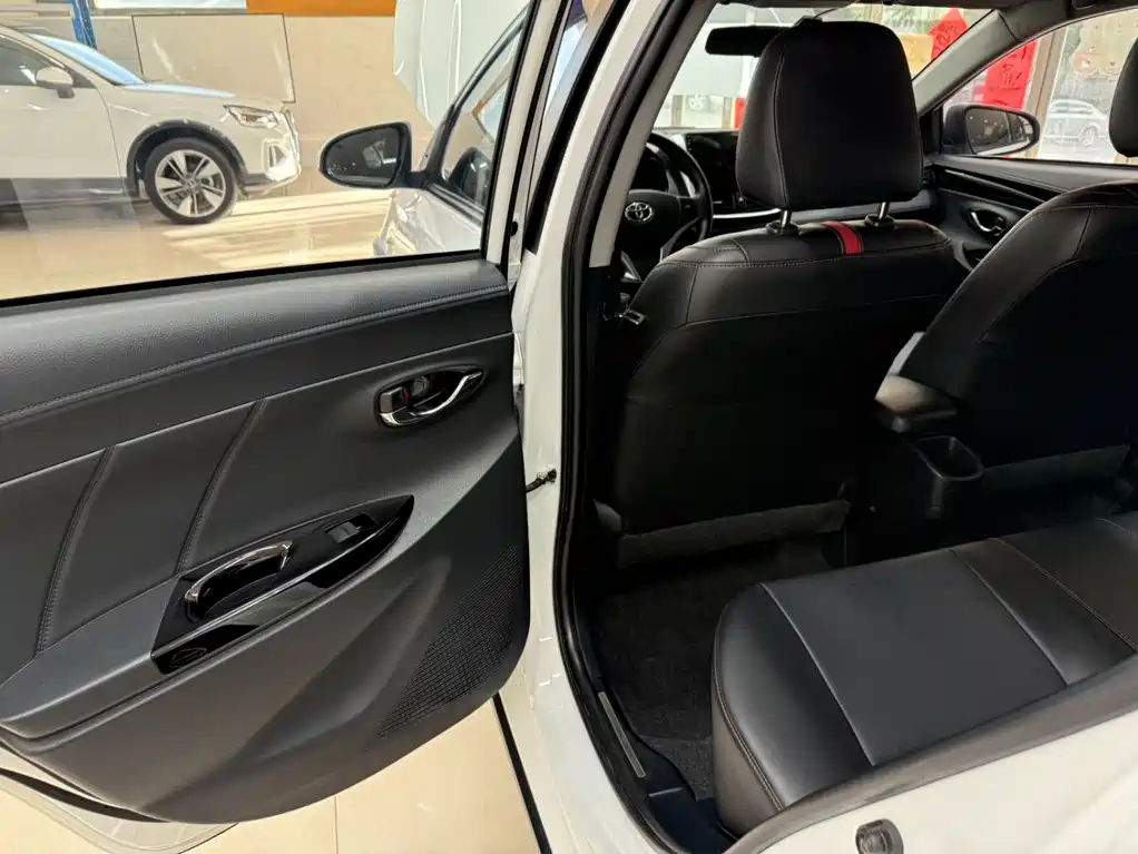 Toyota Yaris L — фото 16