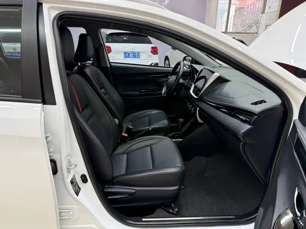 Toyota Yaris L — фото 19