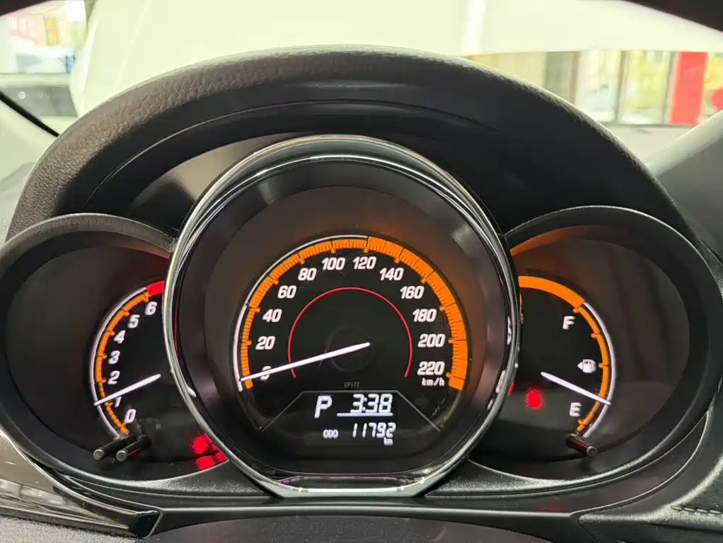 Toyota Yaris L — фото 10
