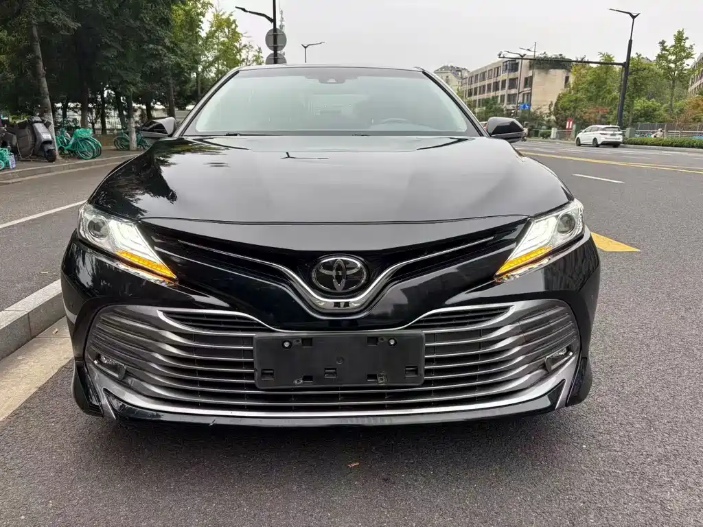 Toyota Camry — фото 2
