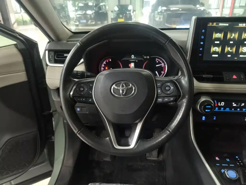 Toyota RAV4 — фото 11