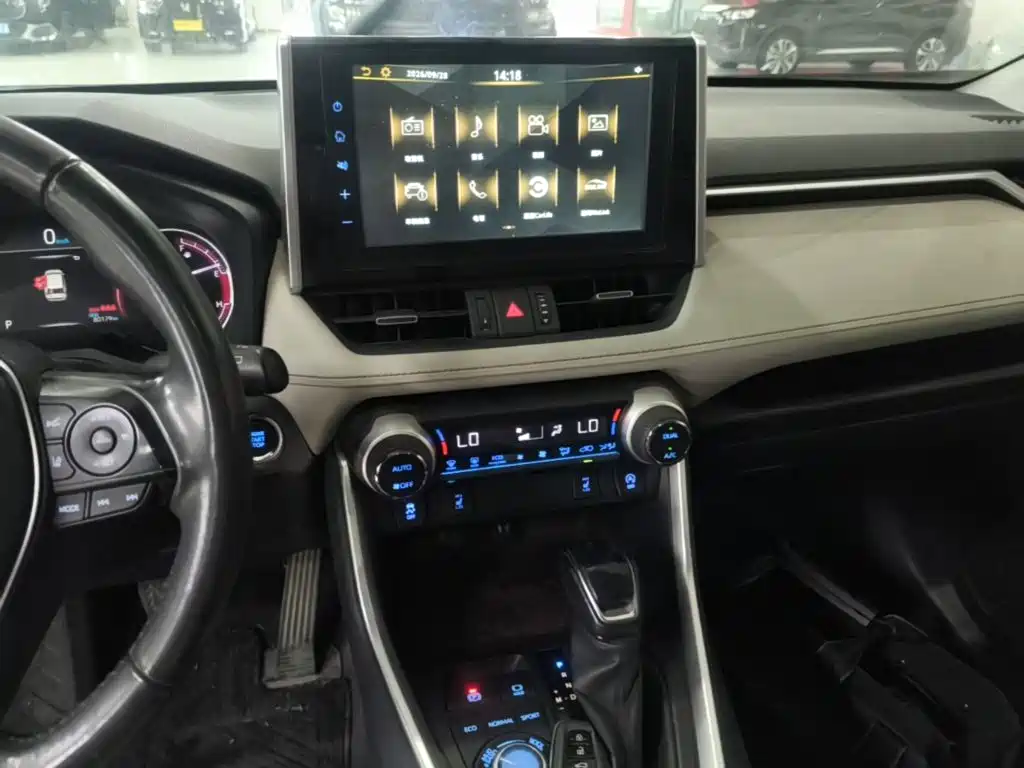Toyota RAV4 — фото 13