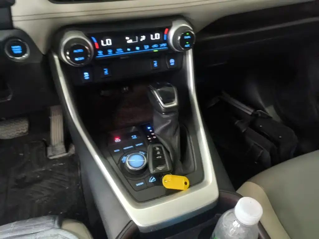 Toyota RAV4 — фото 14