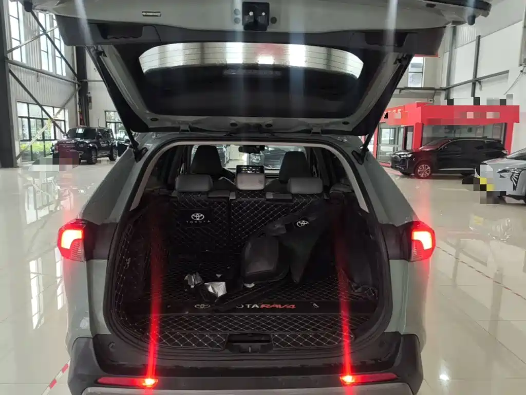 Toyota RAV4 — фото 19