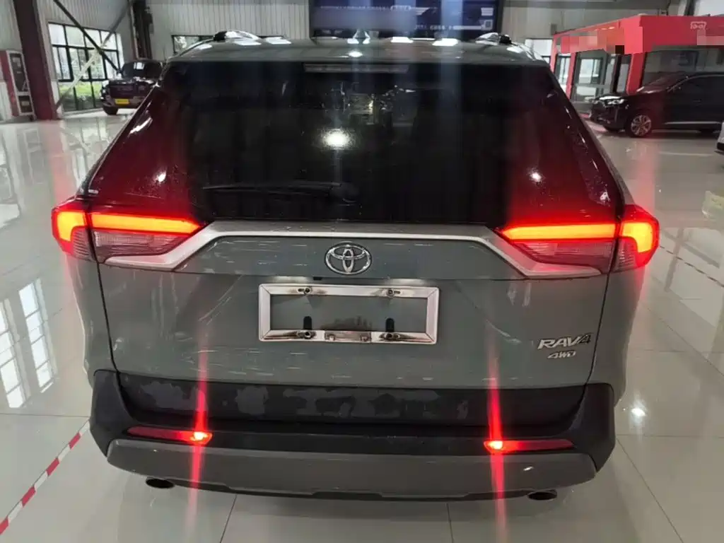 Toyota RAV4 — фото 6