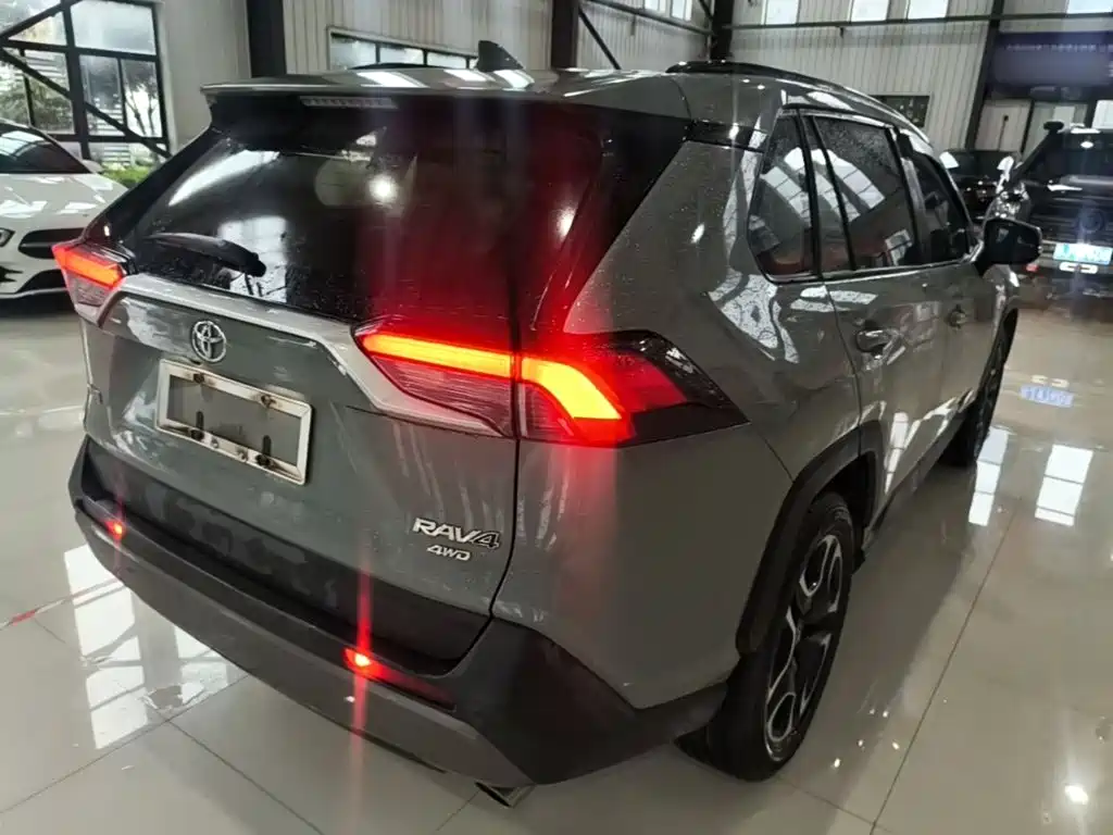 Toyota RAV4 — фото 7