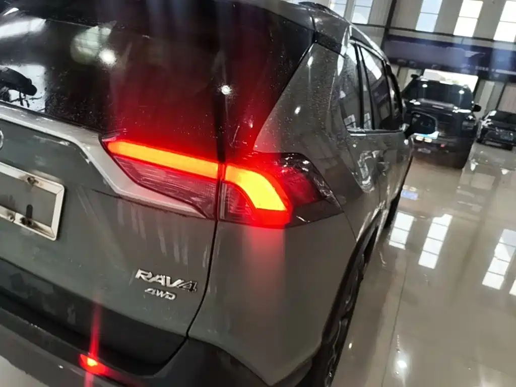 Toyota RAV4 — фото 8