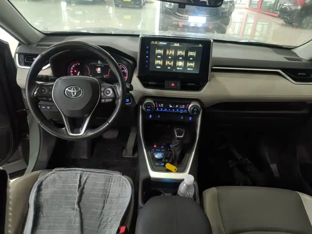Toyota RAV4 — фото 10