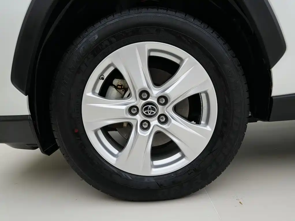 Toyota RAV4 — фото 11