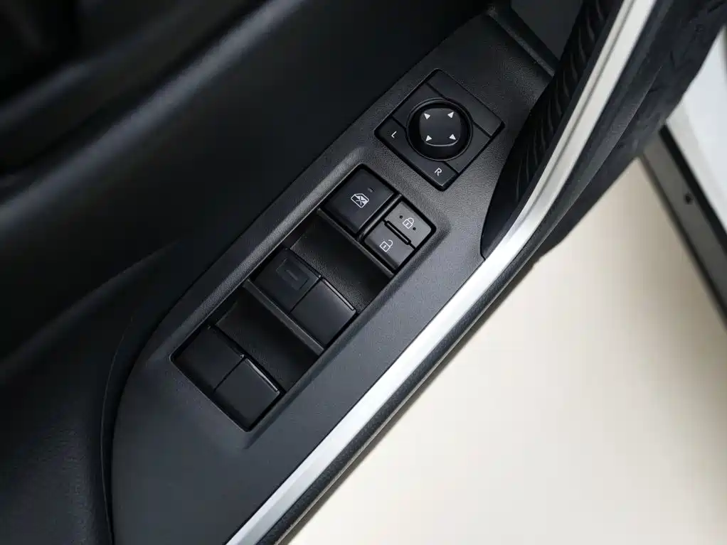 Toyota RAV4 — фото 14