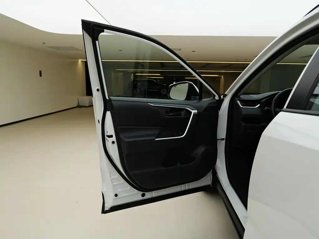 Toyota RAV4 — фото 18