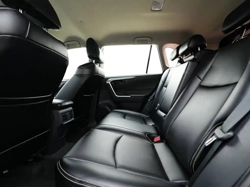 Toyota RAV4 — фото 19