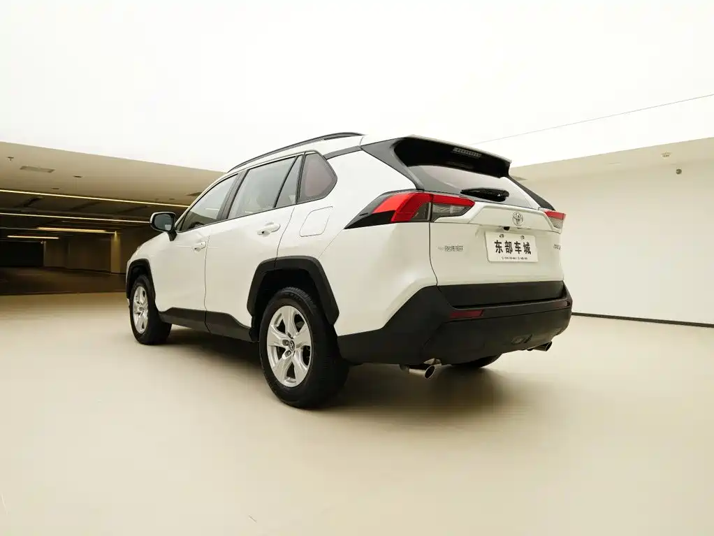 Toyota RAV4 — фото 5