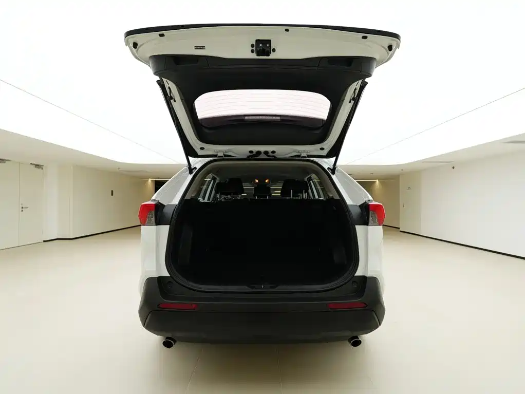 Toyota RAV4 — фото 7