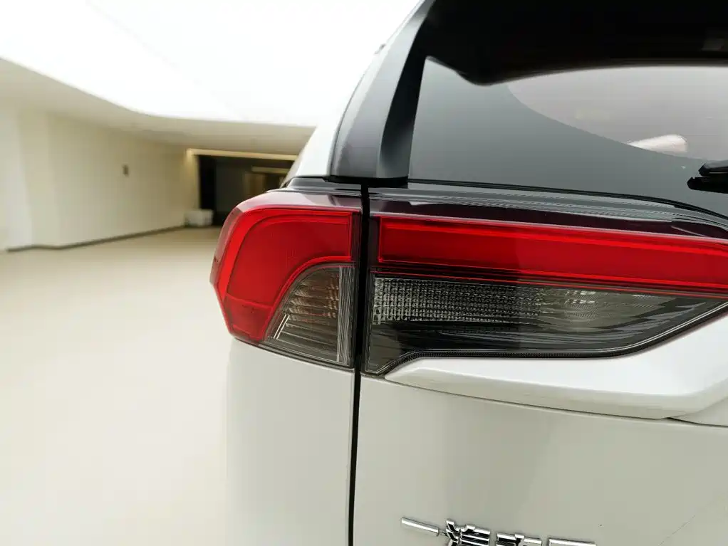 Toyota RAV4 — фото 9