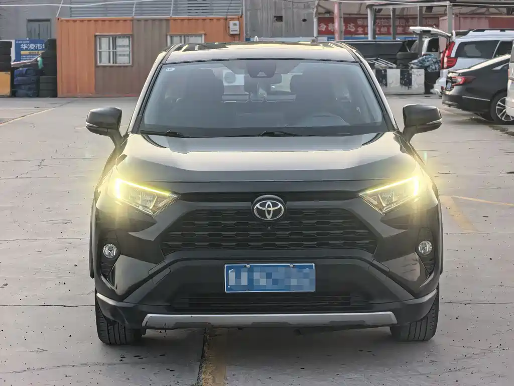 Toyota RAV4 — фото 2