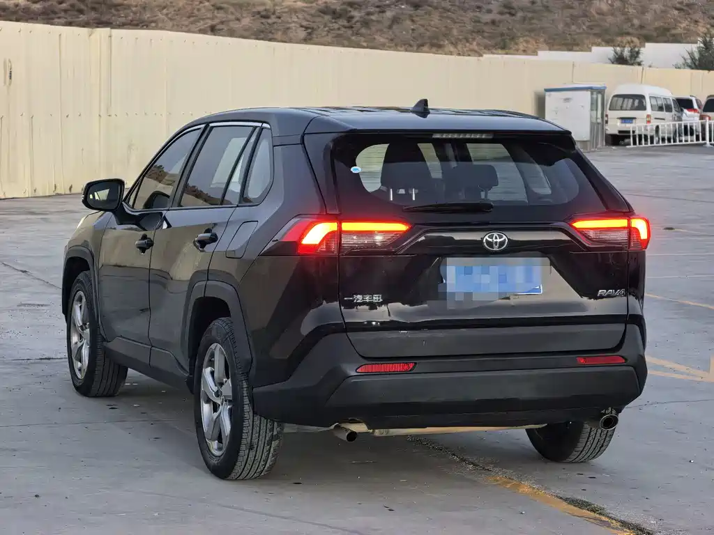 Toyota RAV4 — фото 8